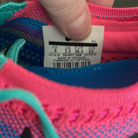 NWOB Women’s Nike Free Runs Focus Flyknit - Picture 4 of 4